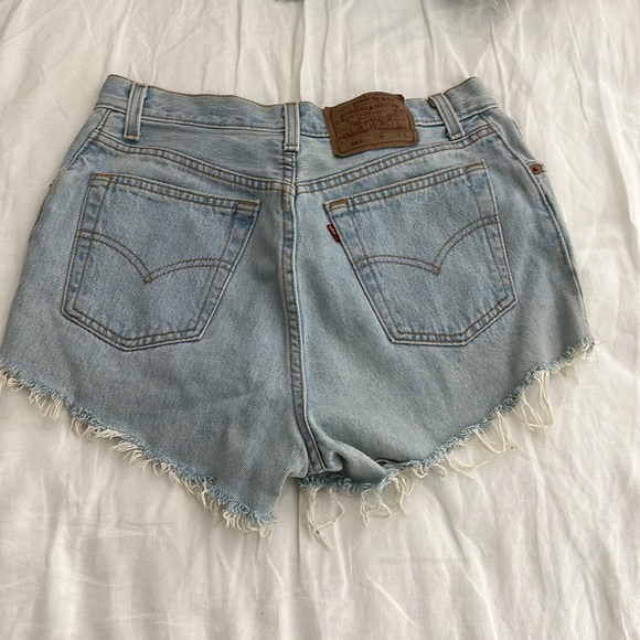Amazing vintage size 26 cutoff Levi’s shorts light blue wash - Picture 3 of 3
